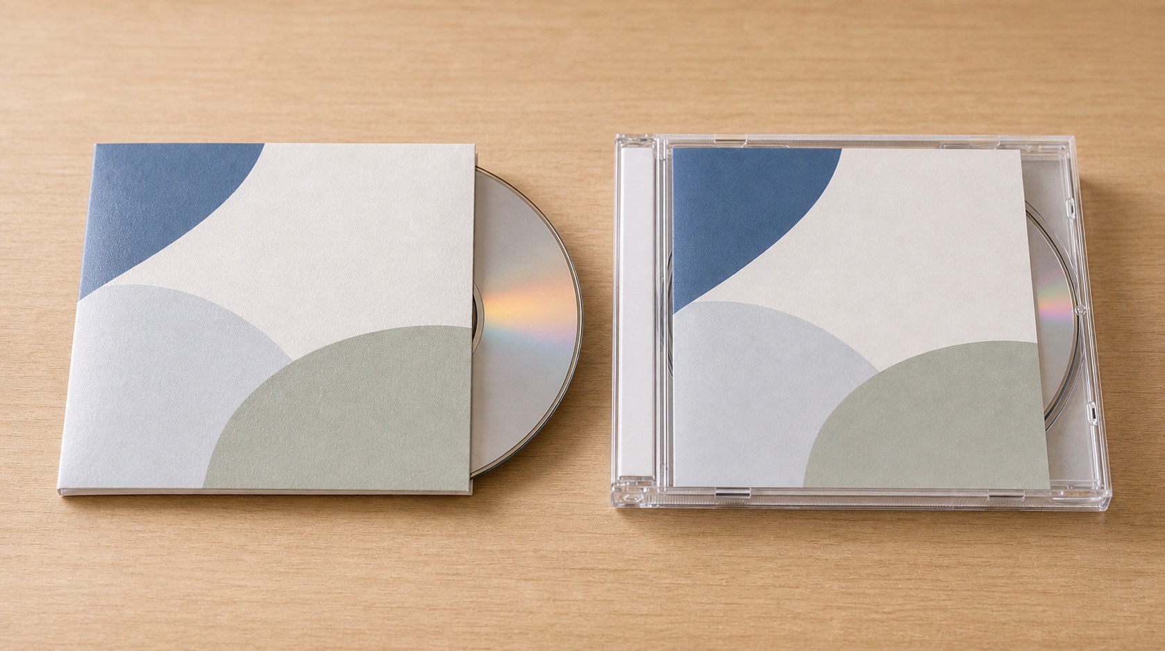 紙ジャケットとプラケースCDを並べた比較写真