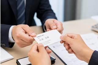 商談直前に名刺を交換するビジネスシーン