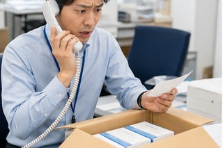 印刷物トラブルで困っているシーン